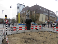 848227 Gezicht op de voor- en zijgevel van het voormalige Hoofdpostkantoor (Neude 11) te Utrecht, waar de laatste ...